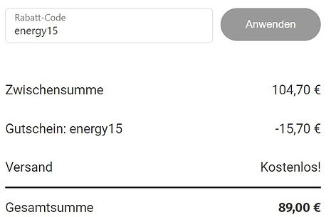 Das Bild zeigt einen Ausschnitt aus einem Online-Bestellprozess, der die Anwendung eines Rabattcodes darstellt. Im oberen Bereich des Bildes befindet sich ein Eingabefeld mit der Bezeichnung "Rabatt-Code", in das der Code "energy15" eingegeben wurde. Daneben gibt es einen Button mit der Aufschrift "Anwenden", der wahrscheinlich verwendet wird, um den Rabattcode auf die Bestellung anzuwenden.  Unter dem Eingabefeld werden die verschiedenen Kostenpositionen aufgelistet:  Zwischensumme: 104,70 € – Dies ist der ursprüngliche Preis der Bestellung vor Anwendung des Gutscheins. Gutschein: energy15: -15,70 € – Der Rabatt von 15%, der durch den Gutschein "energy15" gewährt wird, wurde abgezogen. Versand: Kostenlos! – Der Versand der Bestellung ist kostenfrei. Am Ende wird die Gesamtsumme nach Abzug des Rabatts und unter Berücksichtigung des kostenlosen Versands angezeigt, die 89,00 € beträgt.  Dieses Bild veranschaulicht, wie der Rabattcode erfolgreich angewendet wurde und den Gesamtbetrag der Bestellung reduziert hat.