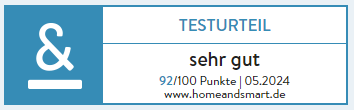 Das Bild zeigt ein Testurteil-Siegel von homeandsmart.de. In der linken, blau hinterlegten Spalte befindet sich ein weißes Symbol mit einem stilisierten „&“-Zeichen. Rechts daneben, auf weißem Hintergrund, ist das Testurteil "sehr gut" zu lesen. Darunter steht das Ergebnis des Tests mit einer Bewertung von 92/100 Punkten, datiert auf Mai 2024. Ganz unten befindet sich die URL der Website: www.homeandsmart.de. Dieses Siegel signalisiert, dass der getestete Anbieter oder das Produkt als sehr gut bewertet wurde.